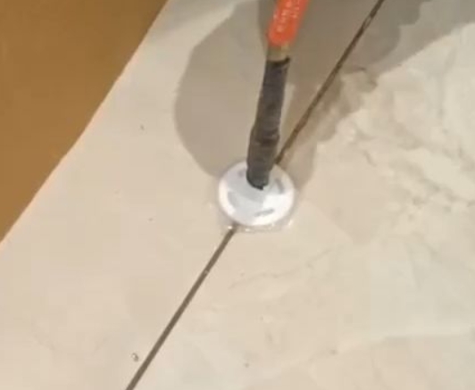 嘉陵瓷砖空鼓维修公司专业解答瓷砖在铺贴过程中，如果没有涂抹均匀到位的粘结材料（如水泥砂浆或瓷砖胶），可能会导致以下问题